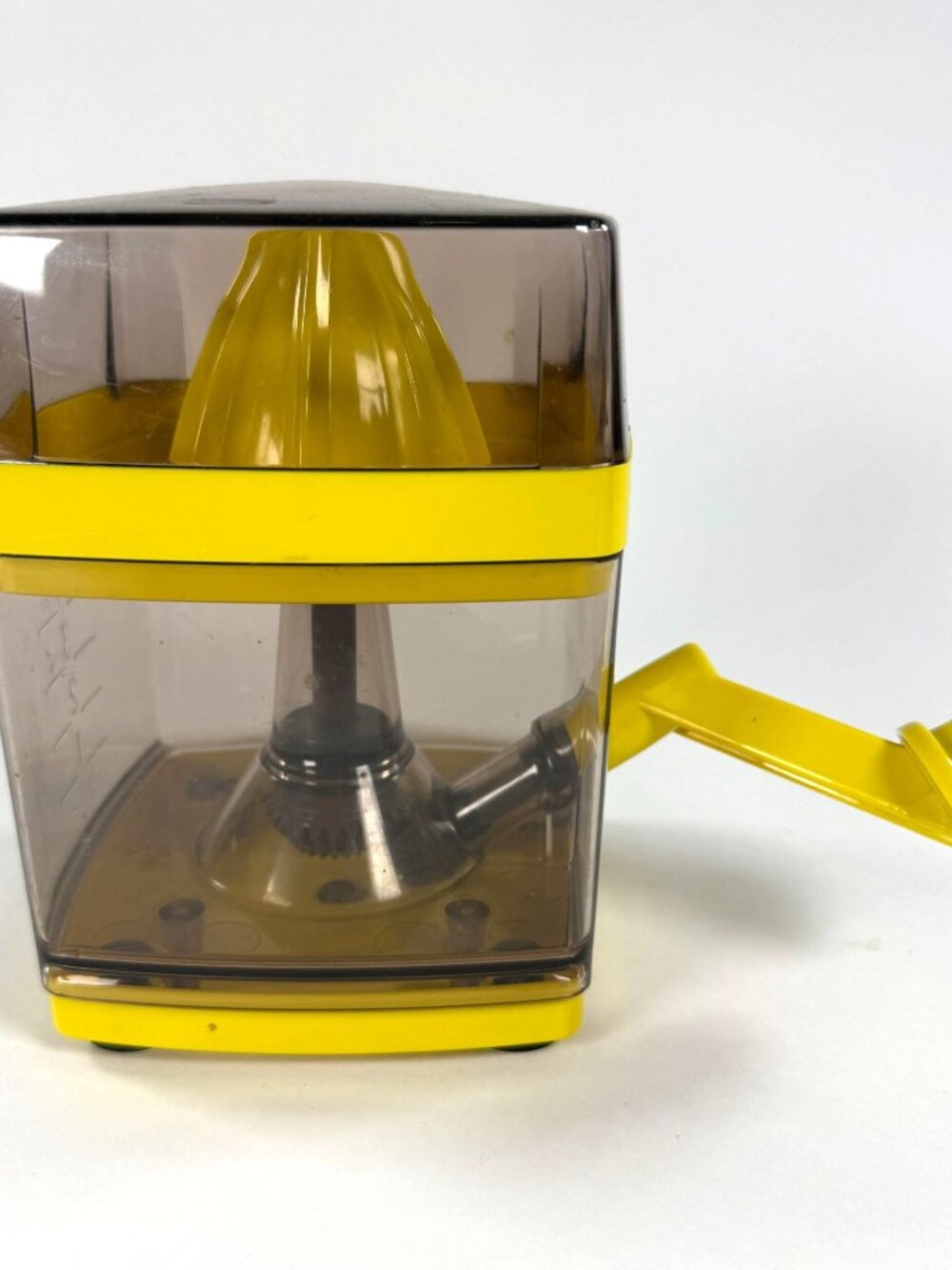 L.M. Lipski Ltd. Citrus Juicer 4 Cup Hand Crank Yellow Clear Container Durable